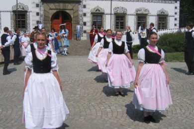 Soubor Ondřejnica před staroveským zámkem. 