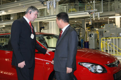 Hejtman Jaroslav Palas (vlevo) si s prezidentem české automobilky Hyundai Eok-Jo Kimem prohlížejí nově vyrobený vůz. 