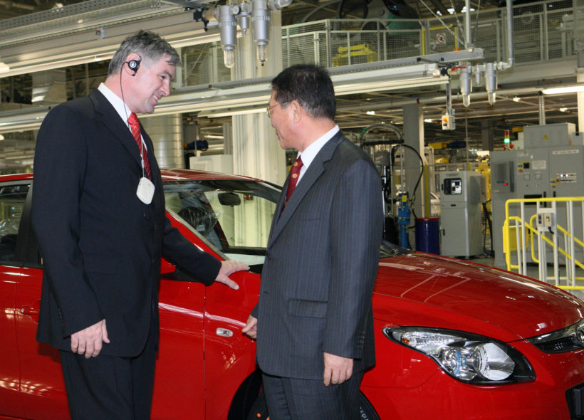 Hejtman Jaroslav Palas (vlevo) si s prezidentem české automobilky Hyundai Eok-Jo Kimem prohlížejí nově vyrobený vůz. 