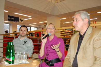 Helena Vondráčková se svým manželem Martinem Michalem (vpravo) a autorem knihy Petrem Mackem. 