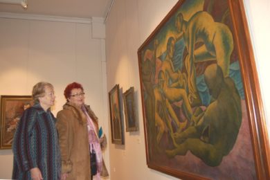 Stella Havlásková a Olga Kurcová z Havířova si prohlížeji Kubištův obraz Koupání mužů. 