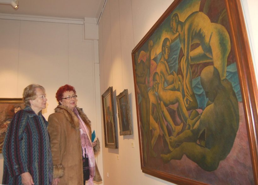 Stella Havlásková a Olga Kurcová z Havířova si prohlížeji Kubištův obraz Koupání mužů. 
