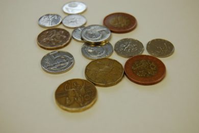 Zákon říká, že každý je povinen přijmout tuzemské bankovky a mince s výjimkou stanovených případů. 