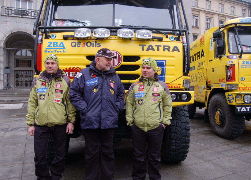 Aleš Loprais (vpravo) se svým strýcem Karlem Lopraisem (uprostřed) a navigátorem Milanem Holáněm před soutěžní Tatrou. 