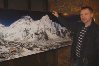 Leopold Sulovský u snímku Mt. Everestu. 