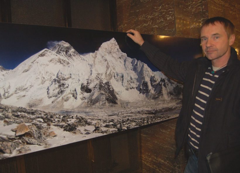 Leopold Sulovský u snímku Mt. Everestu. 