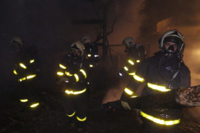Hasiči likvidují požár v Bravanticích. 