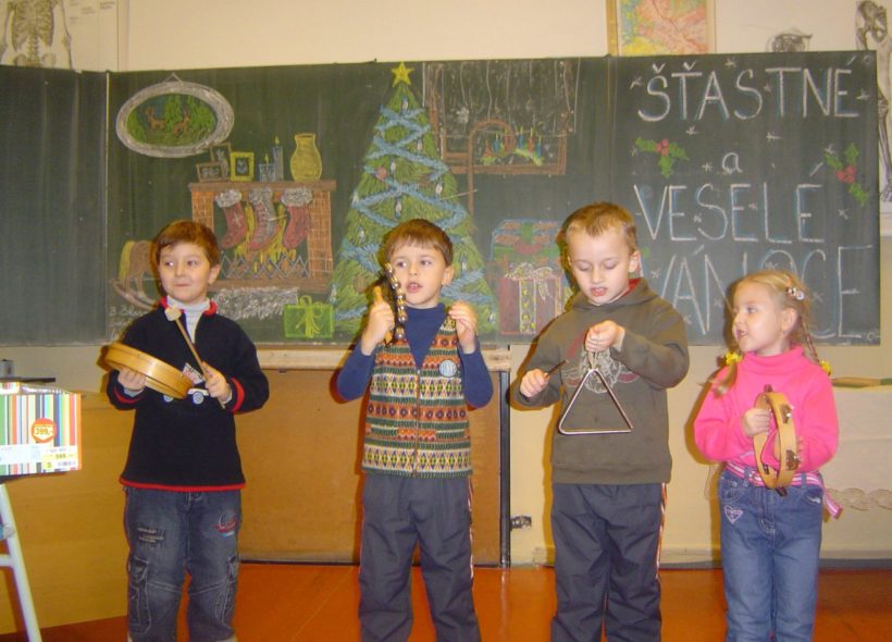 Děti na této škole zpívají rády. Není divu, mají přece své kroužky a vynikající učitele. 