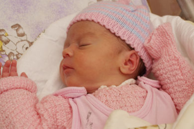 Bez ručně pletených čepiček a svetříků se novorozenci v olomoucké porodnici neobejdou.