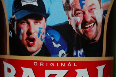 Jedna z etiket s tvářemi fanoušků. 