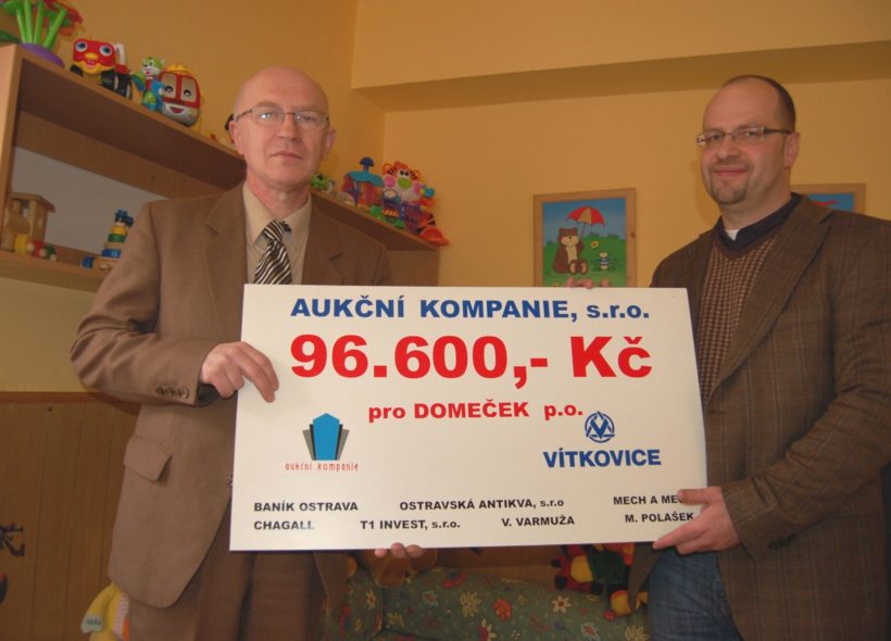 Dalibor Mouka (vpravo) předává šek Zdeňku Novotnému.