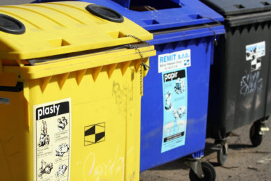 Kontejnery na tříděný odpad jsou jen jednou z možností, kam se starým papírem.