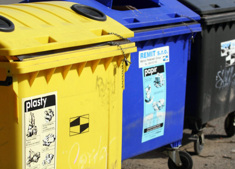 Kontejnery na tříděný odpad jsou jen jednou z možností, kam se starým papírem.