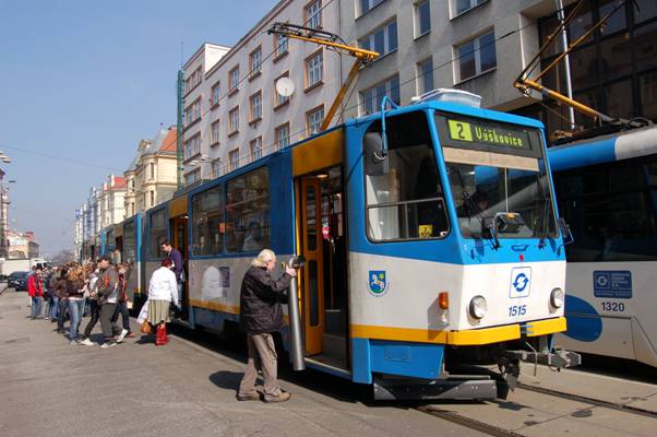 Čtenáři tvrdí, že v tramvajích v Ostravě musí platit jízdné jen slušní občané. 