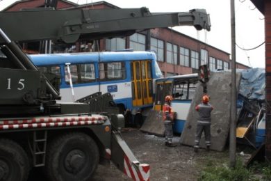 Simulovaná nehoda tramvaje a autobusu v areálu firmy LIbros. 
