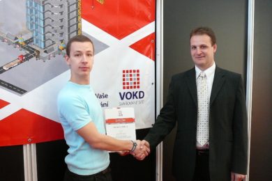 Vadim Hamřík (vpravo) blahopřeje vítězi Martinu Tománkovi. 