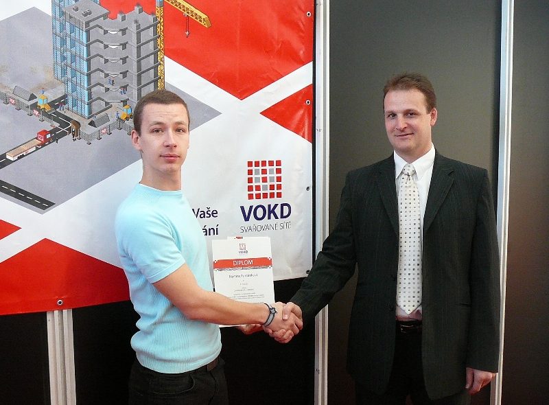 Vadim Hamřík (vpravo) blahopřeje vítězi Martinu Tománkovi. 