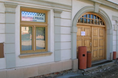 Na tuto stanici Městské policie v Uničově si chodili narkomani pro drogy. 