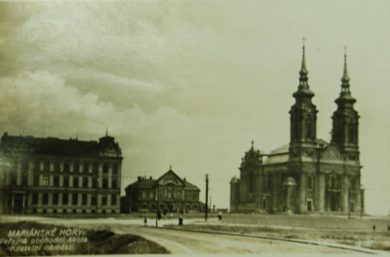 Mariánskohorský kostel a veřejná škola na snímku z 30. let minulého století. 