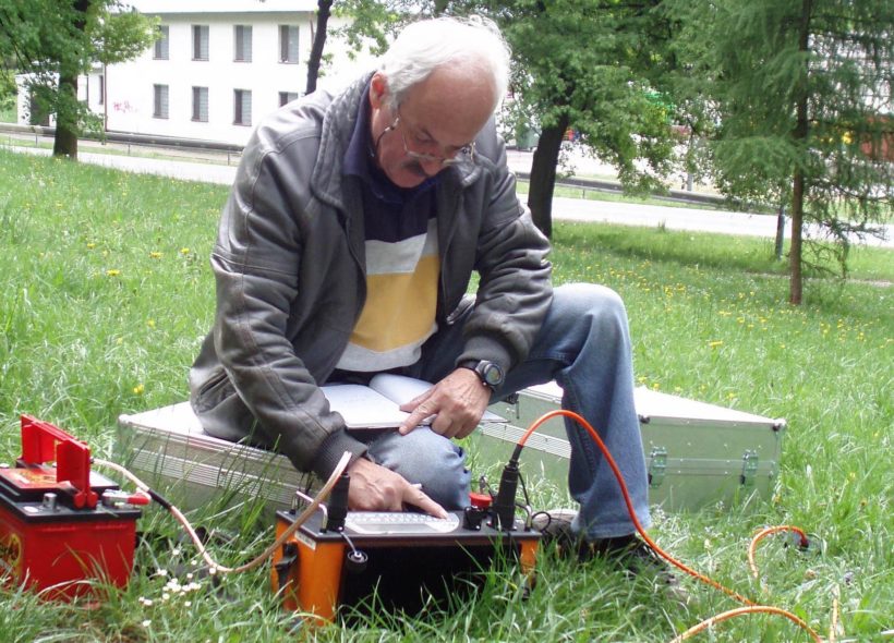 Aleš Poláček z Institutu geologického inženýrství pracuje v zámeckém parku s přístrojem ARES.  