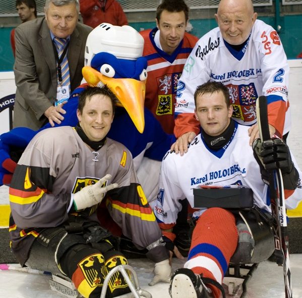 Jan Heller (vlevo), hokejový reprezentant Petr Čajánek a Aleš Buksa s nejlepšími hráči zápasu Česko – Německo Pavlem Kubešem a Rolfem Rabem. 
