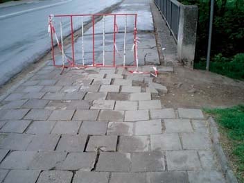 Radnice Prahy 10 ve spolupráci s občany vytipovala problémové chodníky a z vlastního rozpočtu (o pražské chodníky se stará městská správa komunikací) je nechala opravit.