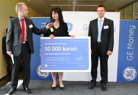 Během slavnostního otevření předali zástupci GE Money dobrovolnické organizace ADRA šek na 50 000 korun. 
