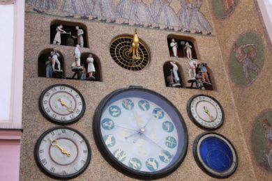 Olomoucký orloj je o několik figurek chudší.