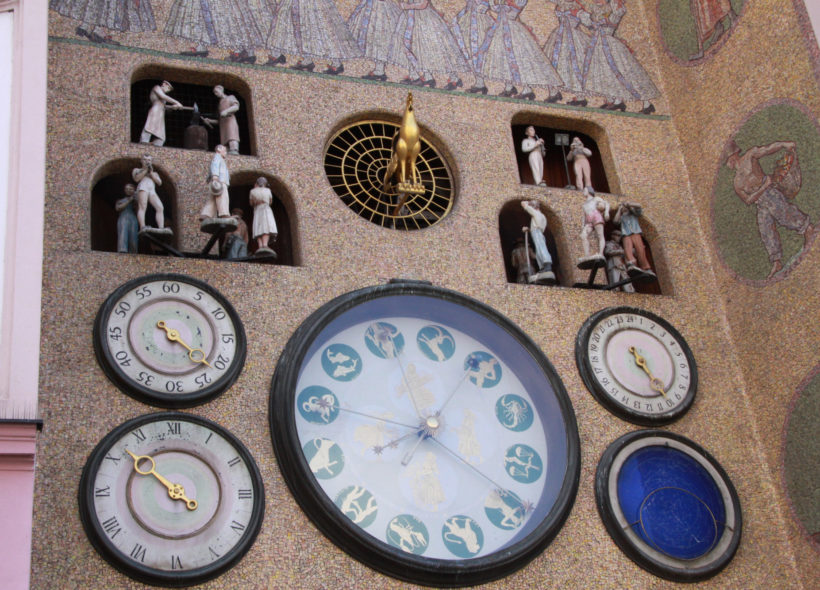Olomoucký orloj je o několik figurek chudší.