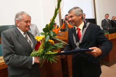 Oldřich Šuleř (vlevo) přebírá od primátora Petra Kajnara čestné občanství. 