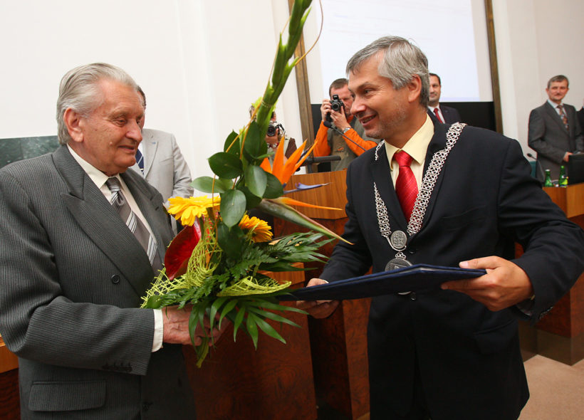 Oldřich Šuleř (vlevo) přebírá od primátora Petra Kajnara čestné občanství. 