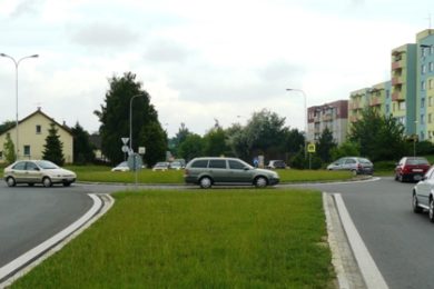 Kruhový objezd u ulice B. Nikodéma. 