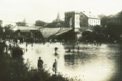 Smutný den v dějinách Ostravy – 15. září 1886 se zřítil řetězový most přes Ostravici. 