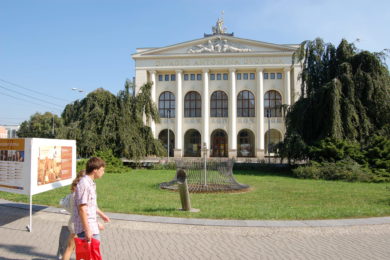 Národní divadlo moravskoslezské z Ostravy oslaví devadesát let od svého založení divadelním jarmarkem a poutí. 