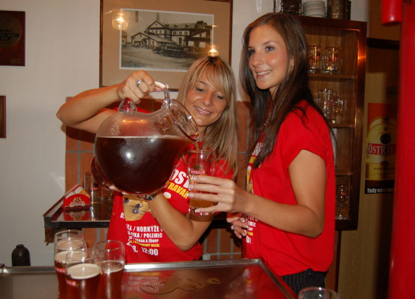 Hostesky nalévají první várku polotmavého kvasnicového ležáku Bazal.  