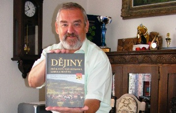 Starosta Frýdlantu nad Ostravicí Jiří Mořkovský ukazuje knižně zpracované dějiny města. 