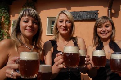 Servírky ze Zámku Zábřeh s první várkou Svatováclavského medovo-špíkového speciálu. 