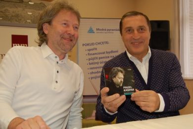 Paata Burchuladze (vpravo) s Pavlem Kašparem a jeho nvoým CD. 