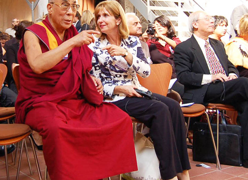Dalajlama v rozhovoru s bývalou náměstkyní ministra zahraničí USA Paulou Dobriansky. 