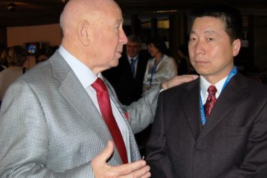 Alexej Leonov (vlevo) se vítá s Yang Liweiem. 