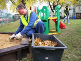 Pracovníci veřejné služby při úklidu zahrady MŠ Čs. Exilu.