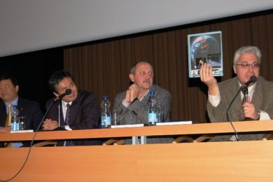 Hovoří Jurij Baturin (zcela vpravo), naslouchají Jurij Usačev, Koichi Wakata a Leroy Chiao. 