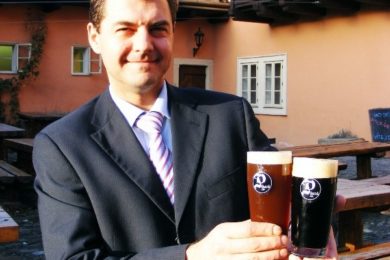 Manažer Zámku Zábřeh RadovaYn Koudelka s bezlepkovým pivem (sklenice vlevo).