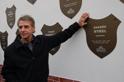 Zdeněk Rygel u své plakety na Zdi slávy. 