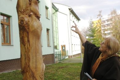 Obyvatelka Domu s pečovatelskou službou Astra Šárka Ševčíková si prohlíží sochu Jedlíka.