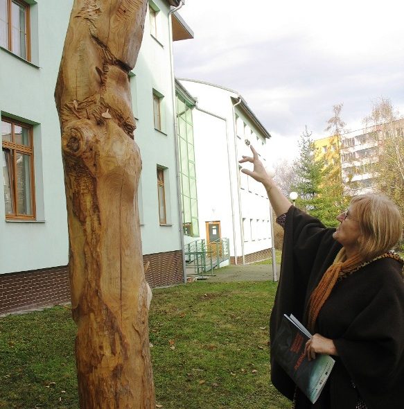 Obyvatelka Domu s pečovatelskou službou Astra Šárka Ševčíková si prohlíží sochu Jedlíka.
