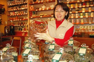 Jana Krystová z ostravské prodejny čajů Oxalis předvádí dózu se sypaným čajem. 