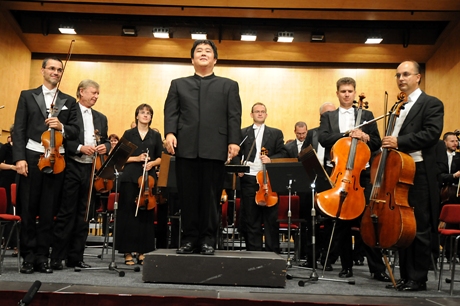 Dirigent Young Chil Lee  povede Janáčkovu filharmonii.