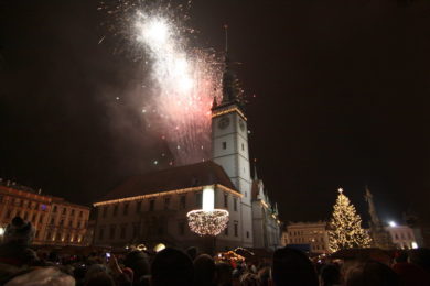 Olomoucká radnice a vánoční strom Mašlička