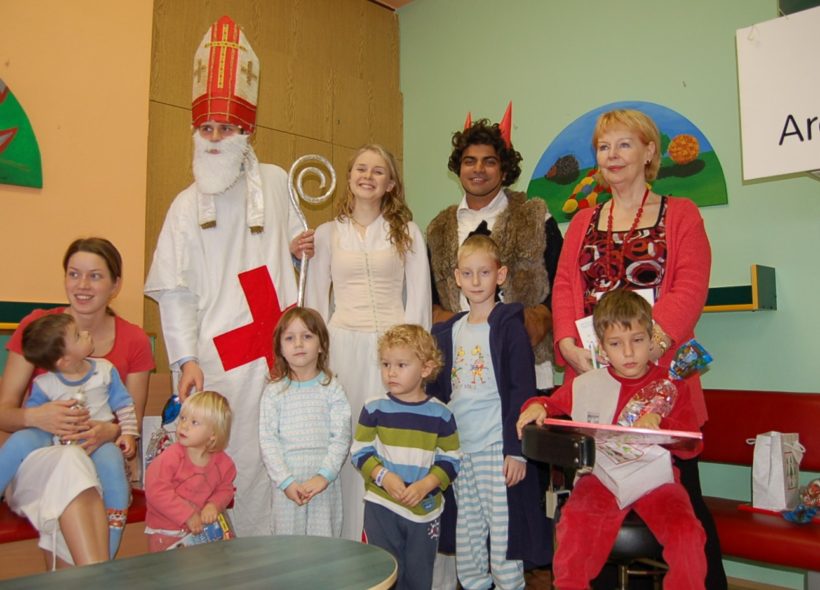 Mikuláš, anděl a čert se vyfotili s malými pacienty. 